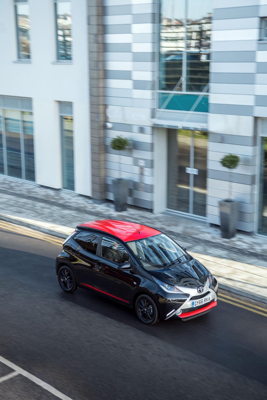  Toyota Aygo x-press 5-Door 2017 года  (UK) (фото 13 из 18)